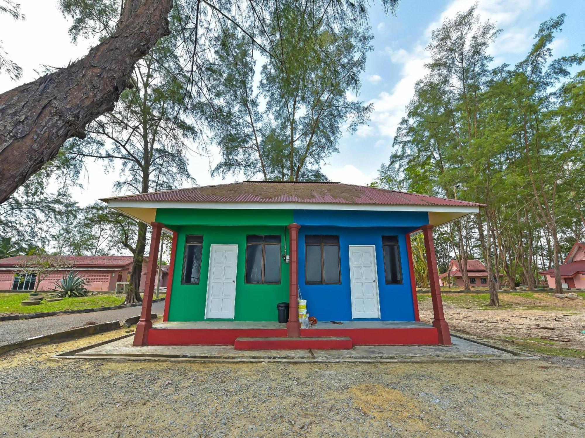 Oyo 90744 Bari Indah Beach Resort Kuala Terengganu Exterior photo