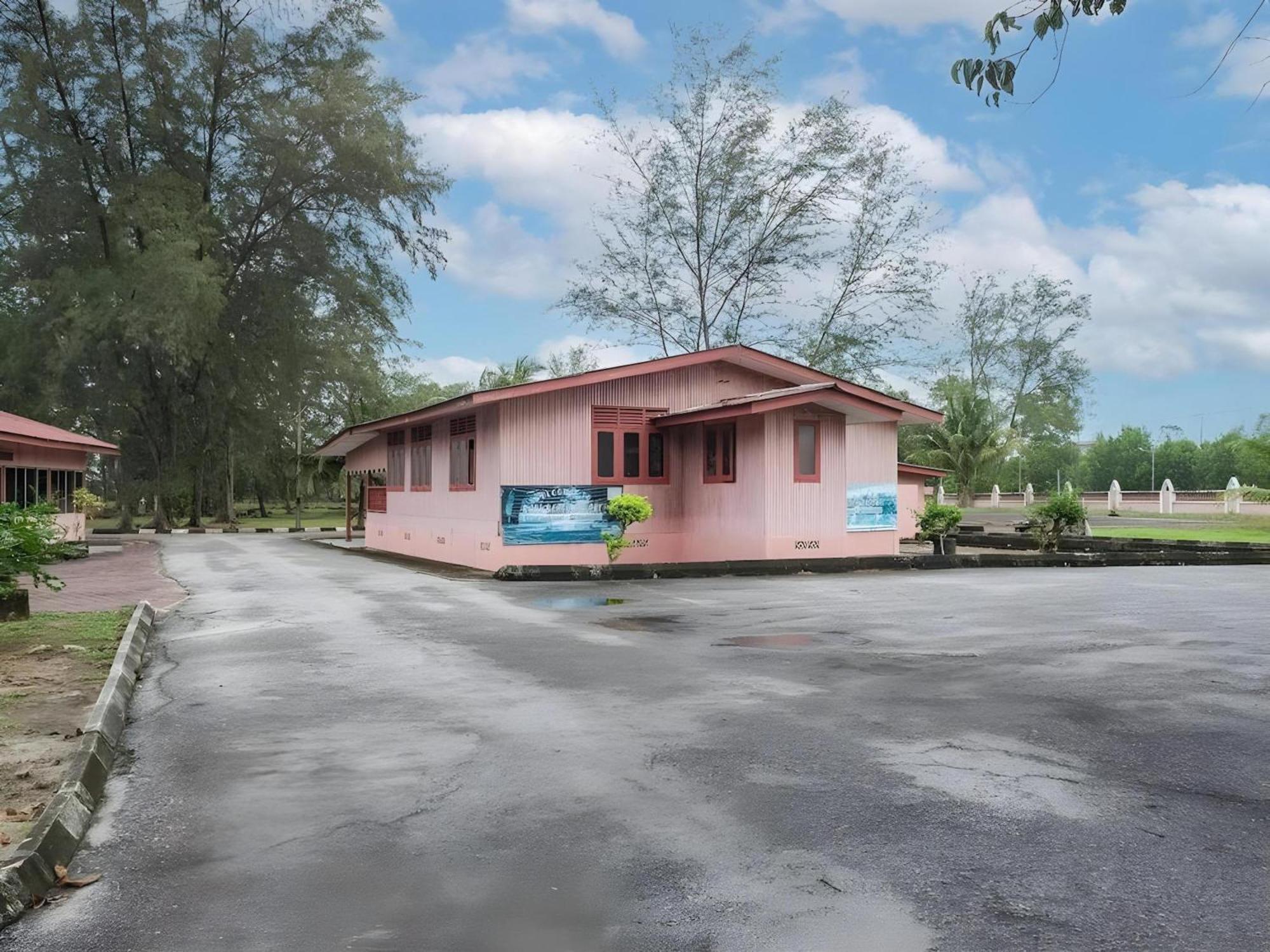 Oyo 90744 Bari Indah Beach Resort Kuala Terengganu Exterior photo